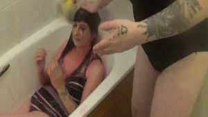 kim-gets-gunged-by-her-younger-sister-bi